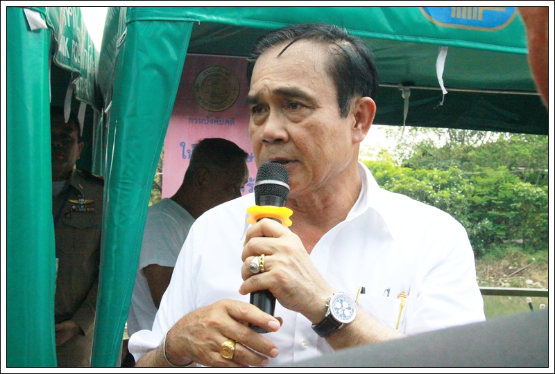 ﻿นายกรัฐมนตรีลงพื้นที่ตรวจเยี่ยมจุดรับเรื่องราวร้องทุกข์ ณ บ้านศาลาดิน จังหวัดนครปฐม